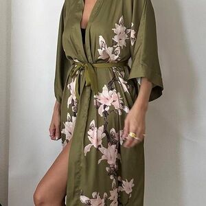 Floral kimono robe